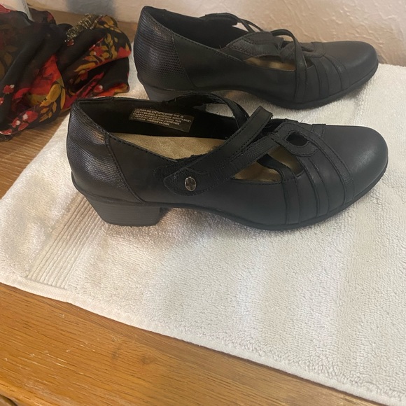 Worn just a few times. No wear and tear. Black leather - Picture 3 of 3